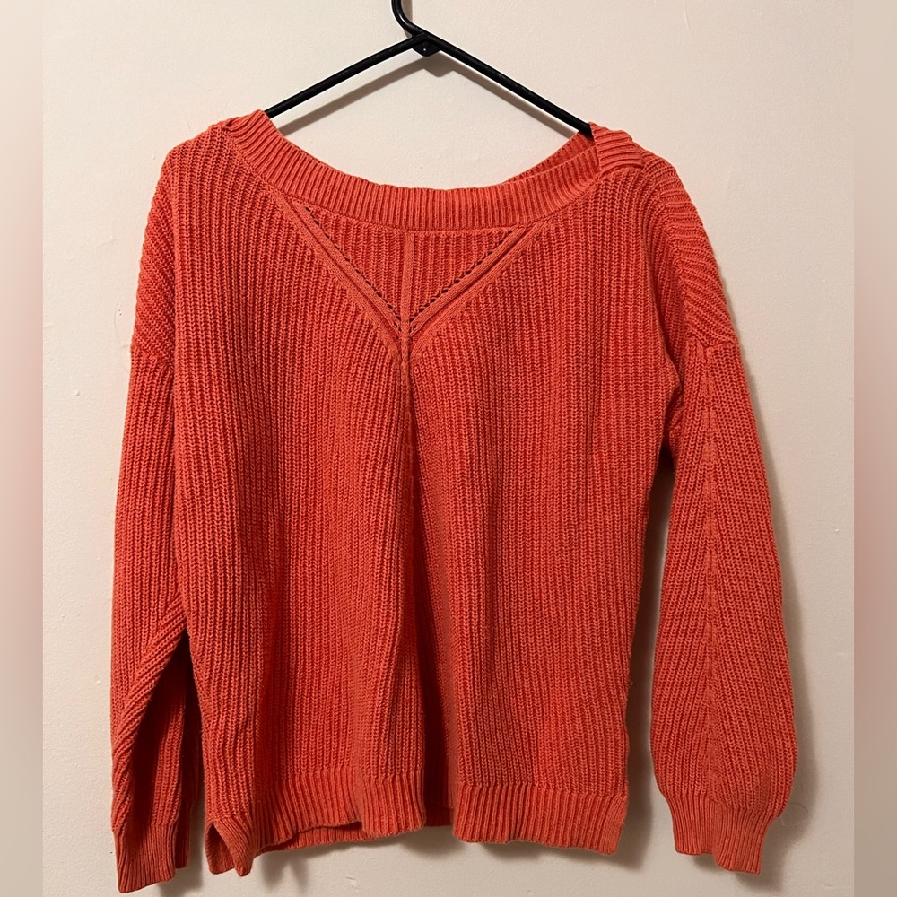 🐚 Maurice’s coral sweater.